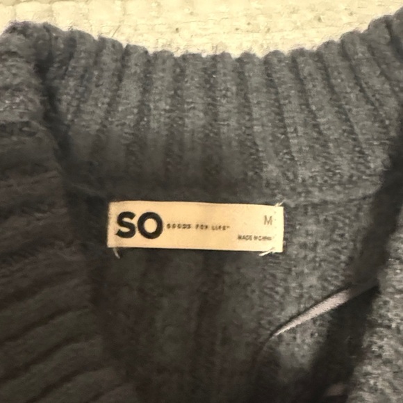 SO Textured Crew Neck Sweater. M - Picture 2 of 4